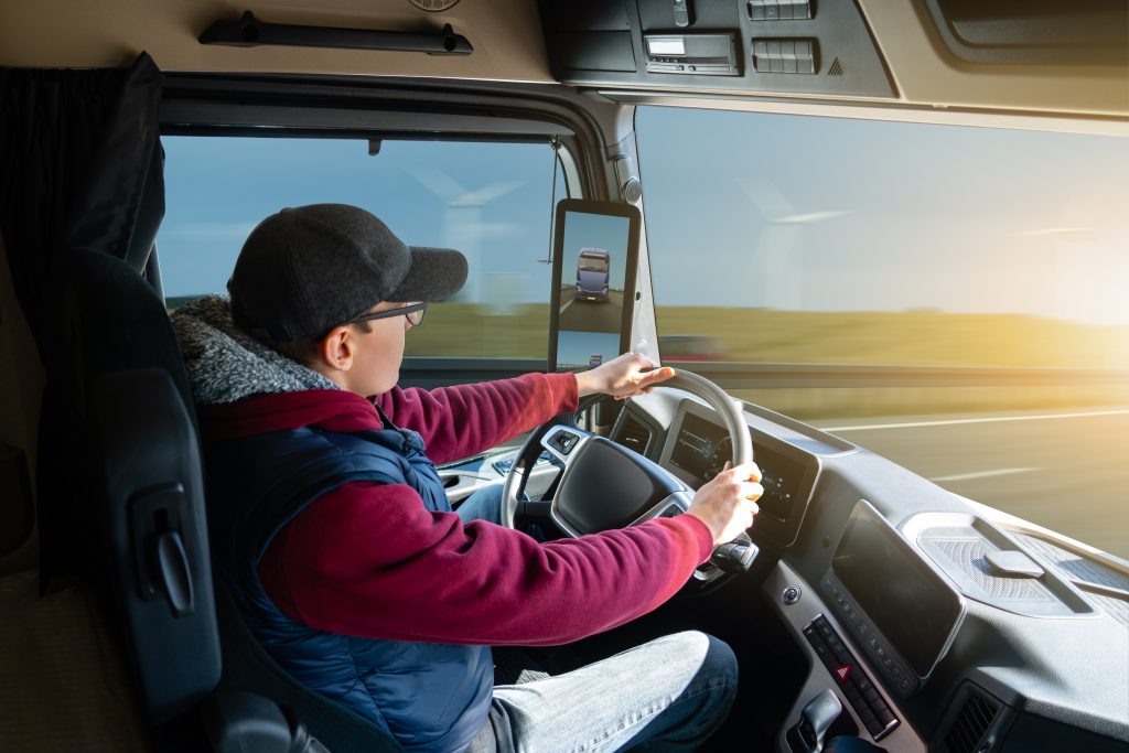 segurança  na estrada - motorista com câmera no caminhão
