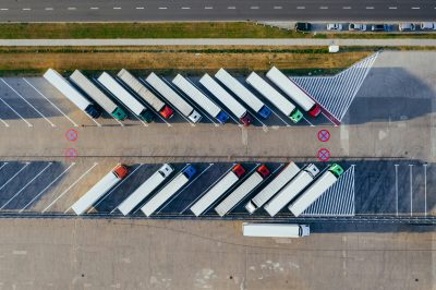 Frota de caminhões estacionados no pátio