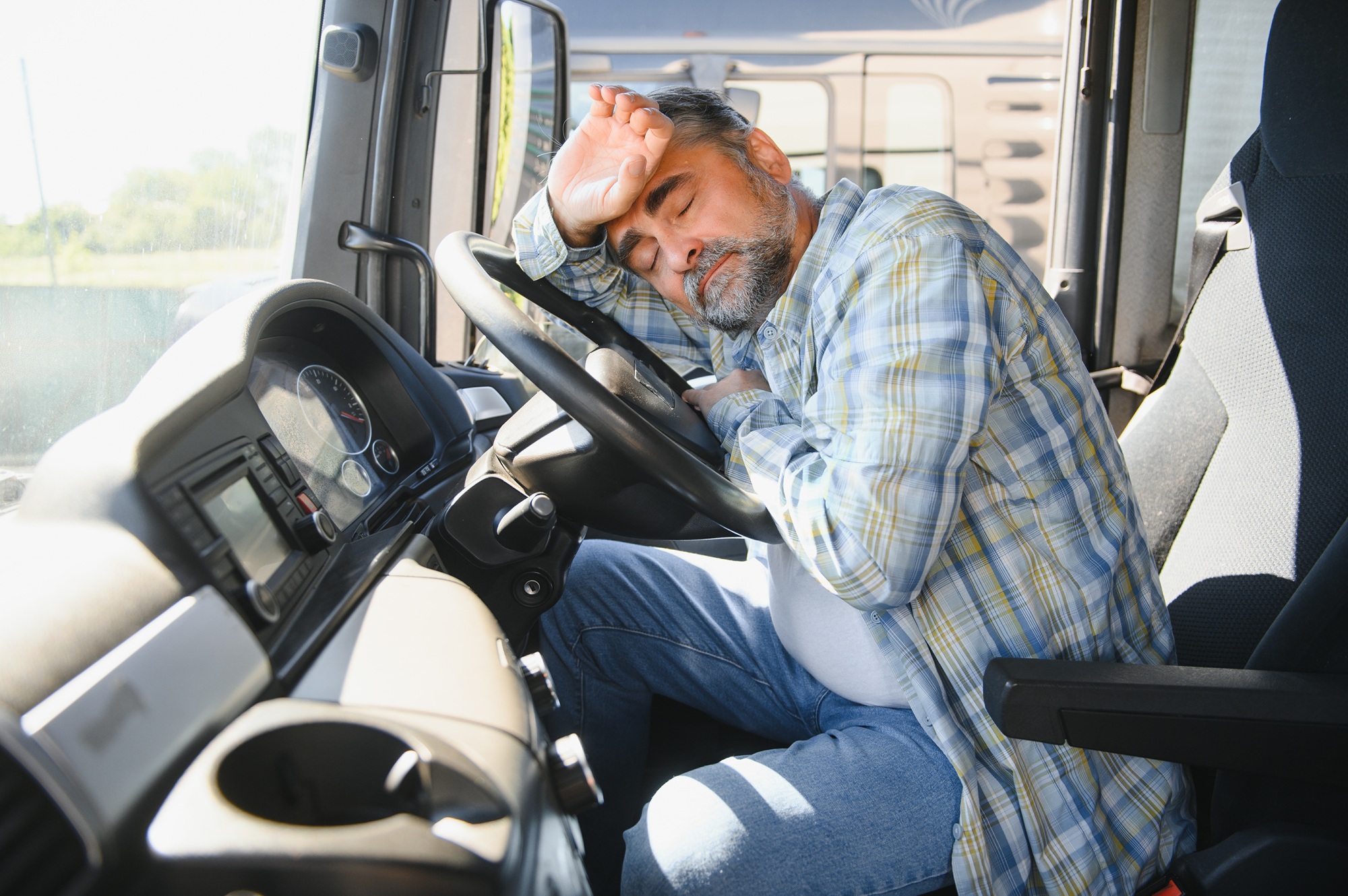 Motorista cansado, fadiga ao volante, frota